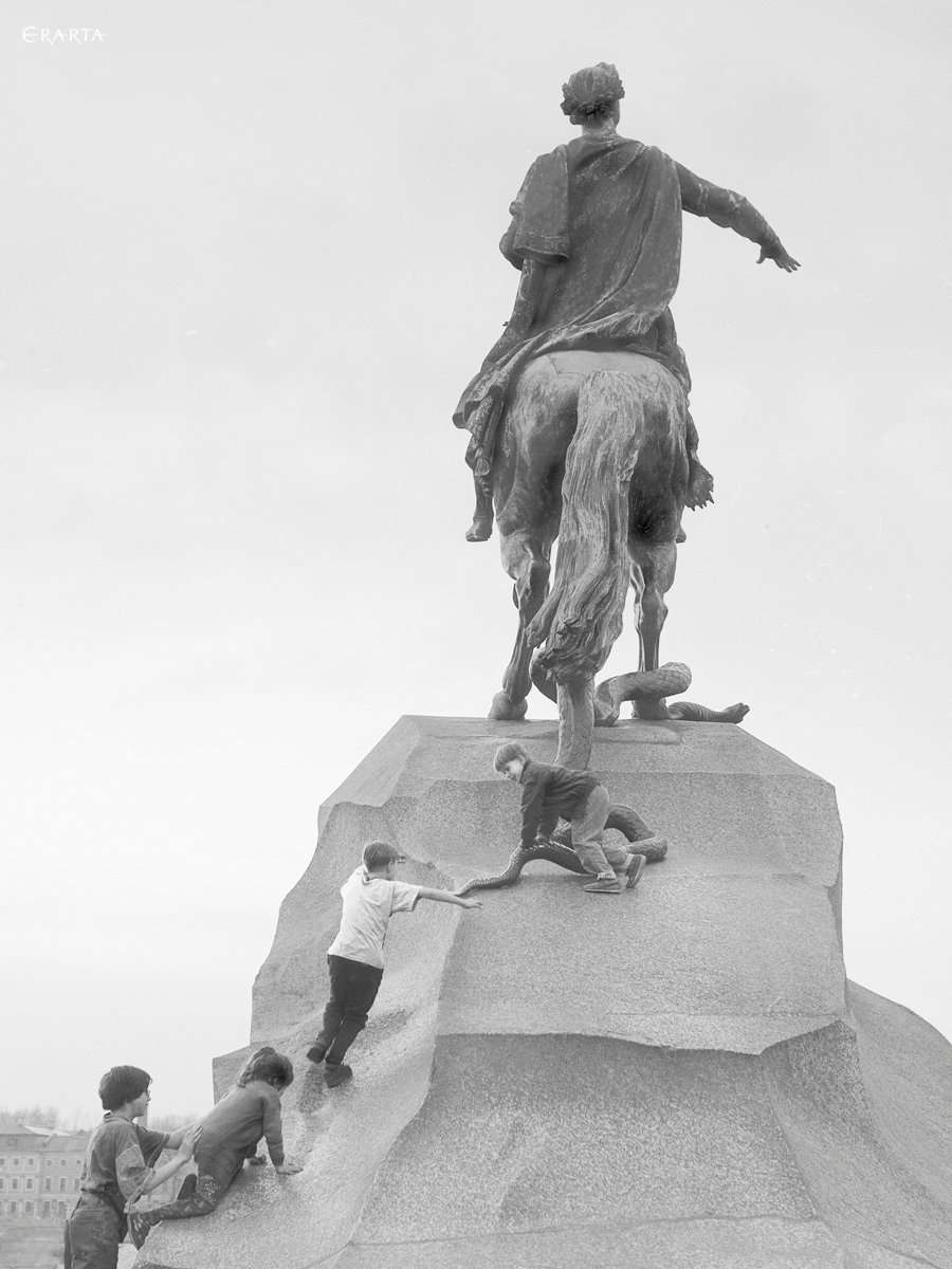 Ascent to Peter the Great. Decembrists Square, artist Vladimir Antoshchenkov