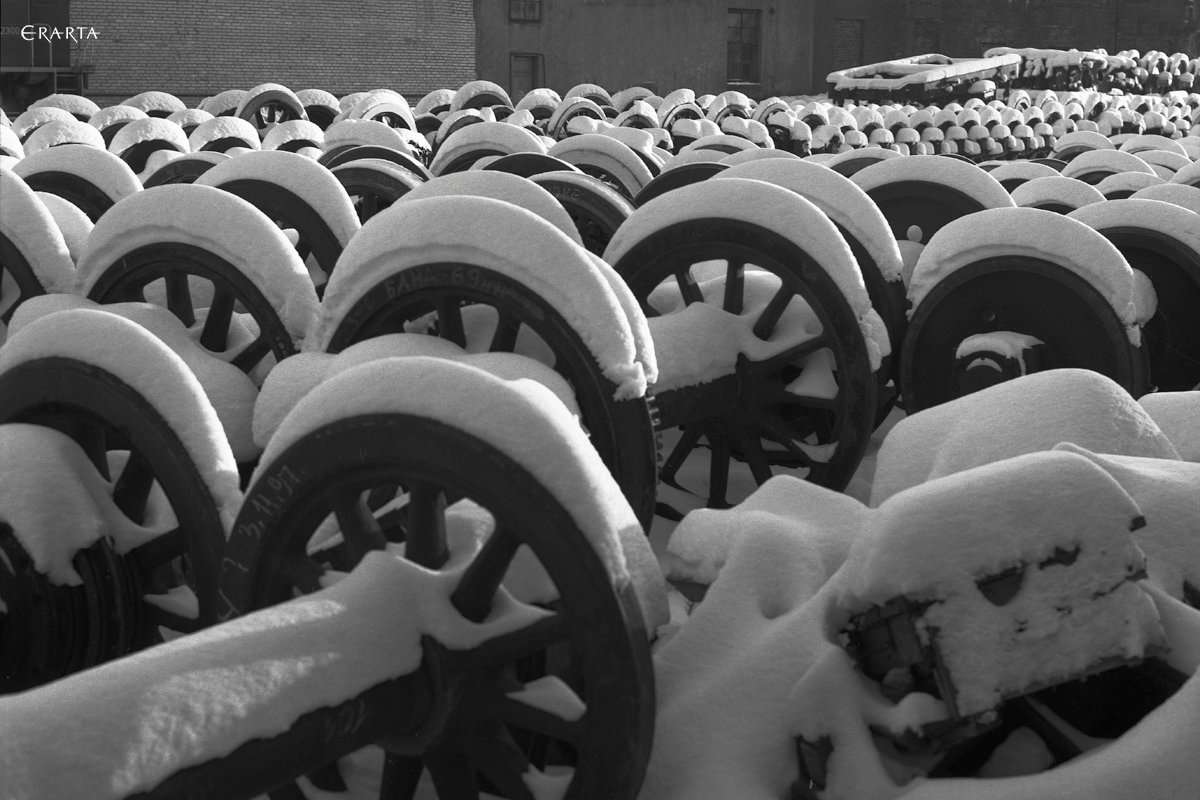 Колеса под снегом. Московская железнодорожная станция., художник Владимир Антощенков